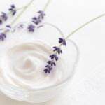 ラベンダーと手作りクリームが入ったハート型ガラス容器の写真