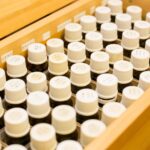 NARDアドバイザー講座で使用する精油が整然と並ぶ精油ボックス