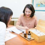 NARDアドバイザー講座で精油を前に先生と対話しながら学ぶ授業風景