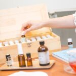 講師が精油ボックスから精油を取り出している授業中の手元の様子