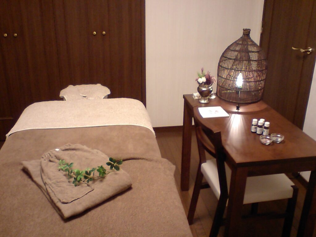 横浜市青葉区あざみ野・たまプラーザの風ら花サロン施術ルーム。心と身体を整えるアロマトリートメント空間。