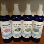 KENSOのハーブウォーター4種類（ローズ、タイムマストキナ、ティートゥリー、ラベンダーアングスティフォリア）が並んでいる写真