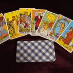 テーブルに並べられたタロットカードと深い紫のクロスの上のリーディング風景