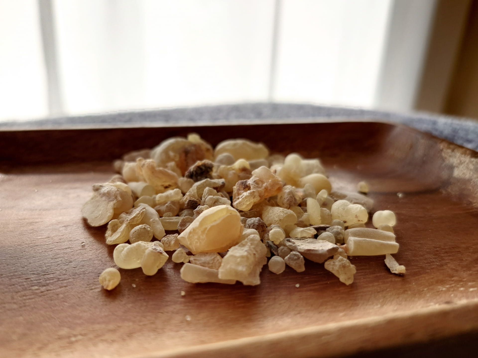 フランキンセンス精油の効能と使い方｜しわ・たるみの美肌ケアと深い呼吸で心を整える