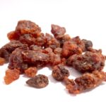 ミルラの樹脂（没薬）の原料となる天然樹脂のかたまり