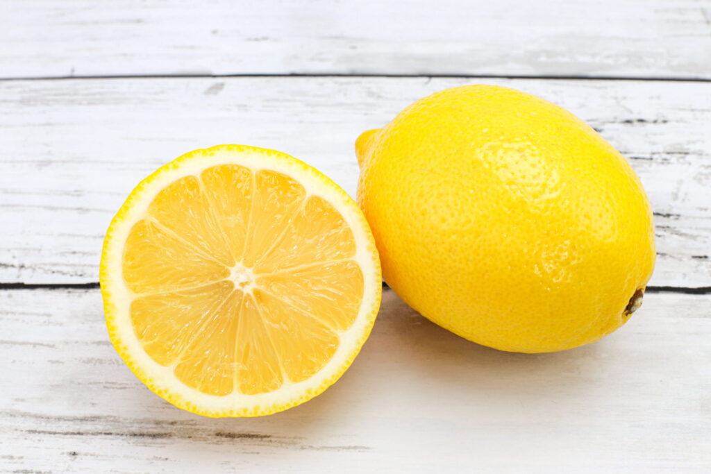 カットされたレモンと丸ごとのレモン
