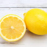 カットされたレモンと丸ごとのレモン