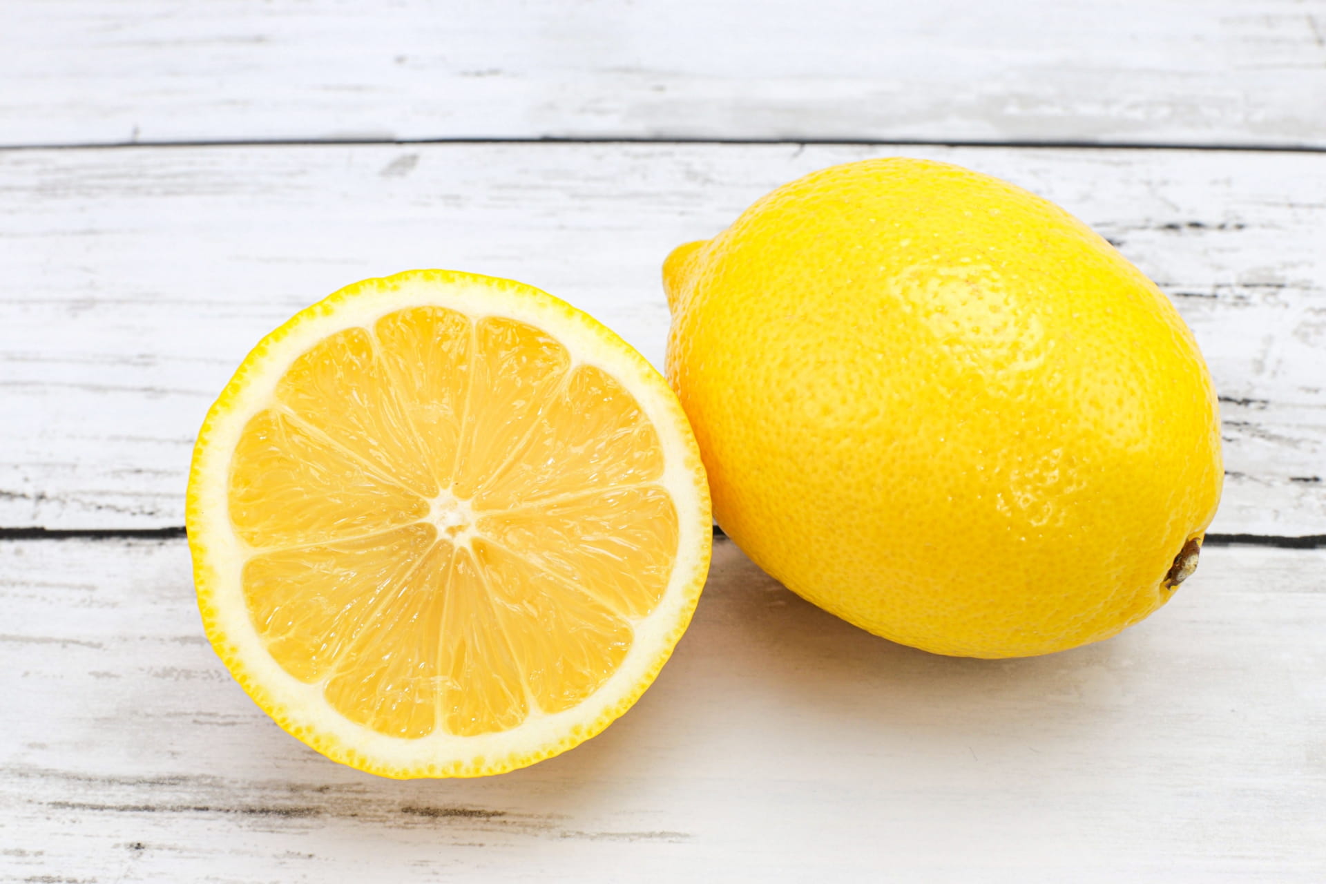 レモン精油の効能と使い方|むくみ・デトックス・リフレッシュに役立つ精油