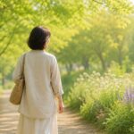 自然の中を穏やかに歩く女性。更年期との向き合い方をイメージした写真